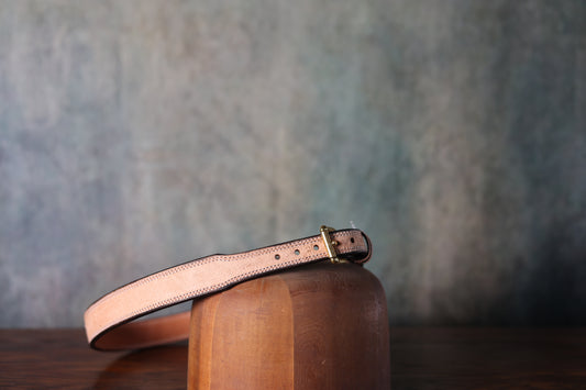 Photo of the Texas Saddlery Natural Roughout Tan belt with a gold buckle
