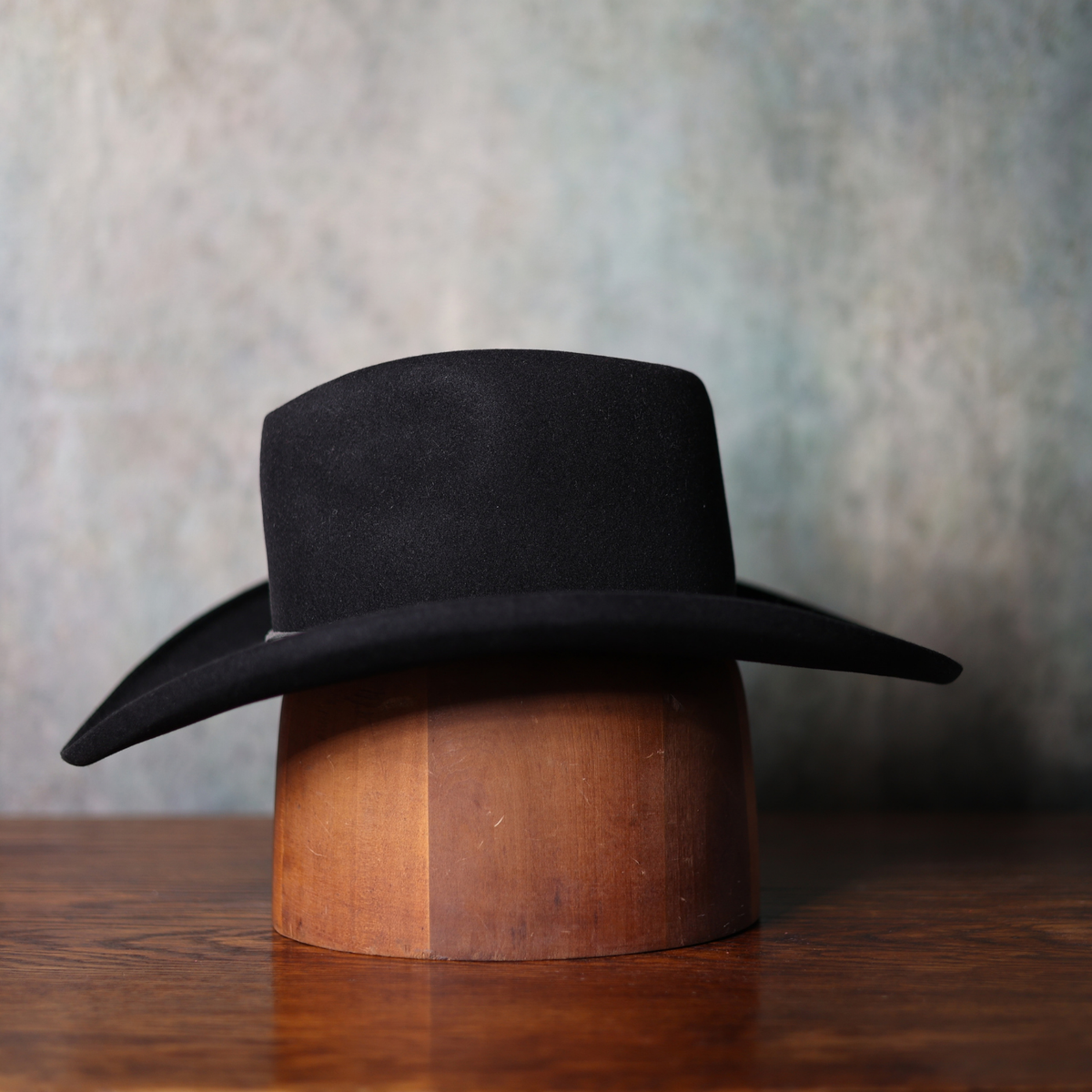 Pinch Front (Blocked) + Western  — side view